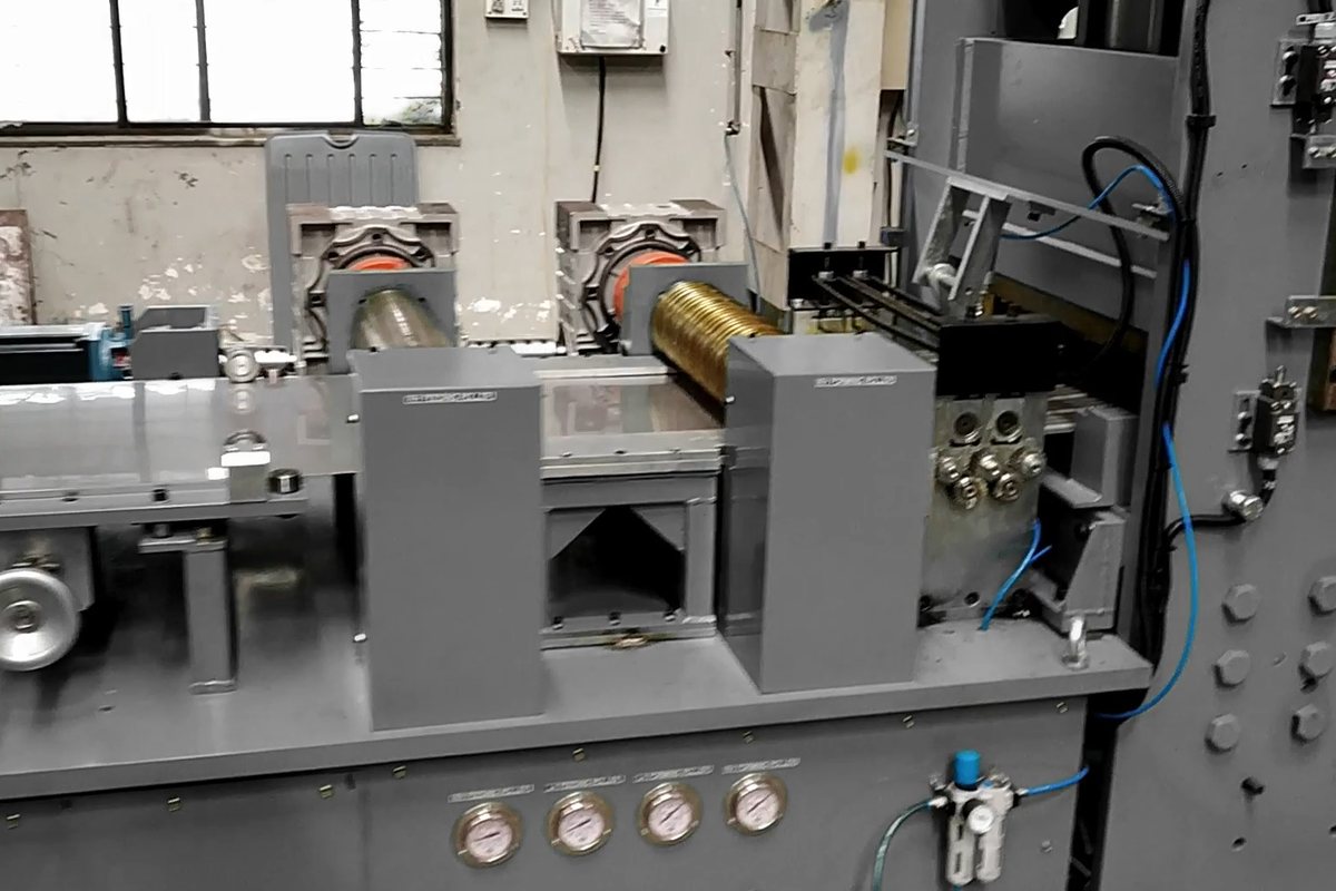 Panel forming, with pneumatic control down the length of the line